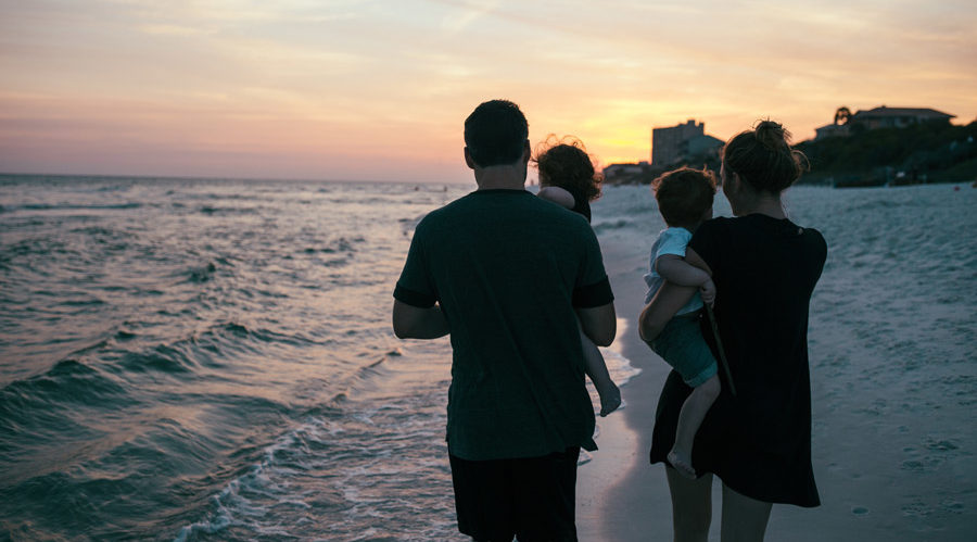 海岸を歩く家族
