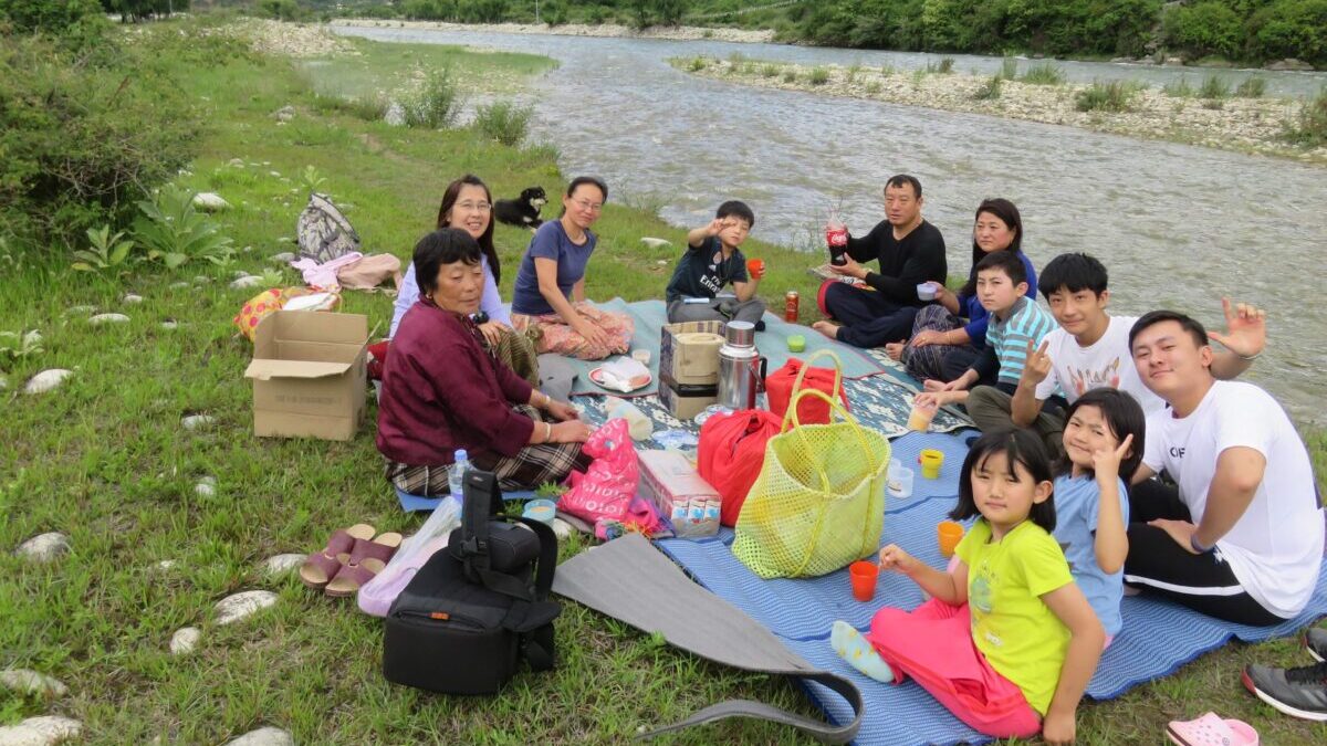 ブータン家族でピクニック